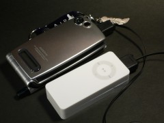 iPod shuffle用充電器で京ぽんを充電